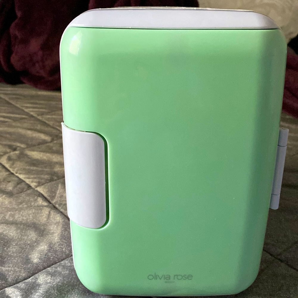 I’m selling an Olivia rose mini fridge for 20$